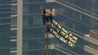 Годеж на 442 метра над Ню Йорк: Как двойка проби охраната на "Емпайър Стейт Билдинг" (ВИДЕО)