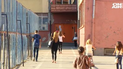 Столично училище въвежда баджове за достъп