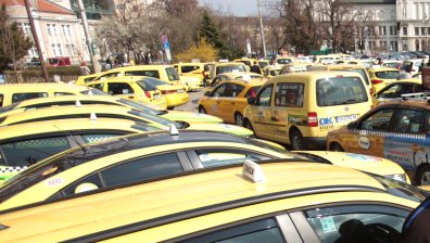 Таксиджия в София употребява прахообразно вещество и потегля с колата (+ВИДЕО)
