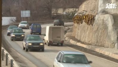 Автобус се запали в движение на АМ "Хемус", няма пострадали