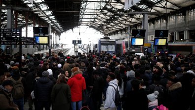 Националната стачка във Франция продължава 