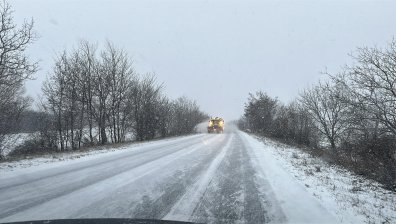 Сняг вали в цяла България, затвориха проход и за коли, и за ТИР-ове