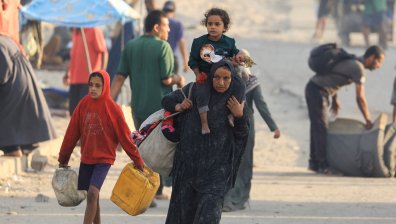 Извадиха живо бебе от убита при удар в Газа, лекари оперират без упойка