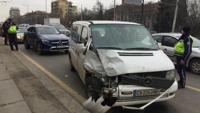 Десислава Плевнелиева катастрофира на "Цариградско шосе", удари я микробус