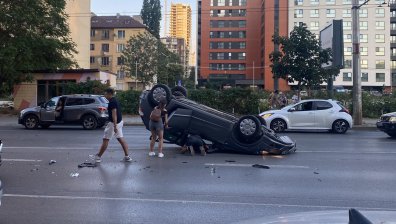 Автомобил се обърна по таван в София (+ВИДЕО)