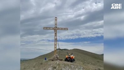 Безчинство: Откраднаха току-що поставен 7-метров кръст в Пазарджишко