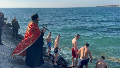 Смелчаци "спасиха" кръста в ледените води из цяла България (ВИДЕО)