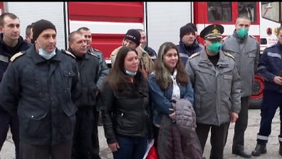 Пожарникари дариха пари за сестри, останали сираци след ужаса в Хитрино