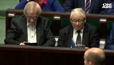 Какво прави най-влиятелният политик в Полша в парламента? Чете за котките