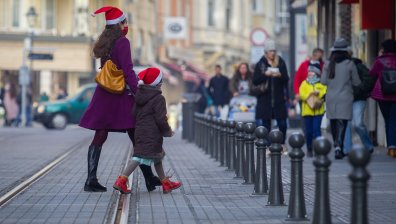 Пазаруване в последния момент за Бъдни вечер - пълни колички и забързани клиенти