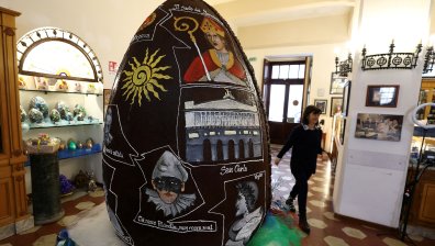 Гигантско великденско яйце за 2500 г. от създаването на Неапол