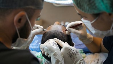 Индустрия за милиарди: Турция привлича хора от цял свят за трансплантация на коса