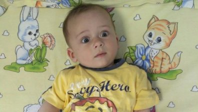 Приемно семейство отглежда красивото бебе, изоставено между етажите във Варна