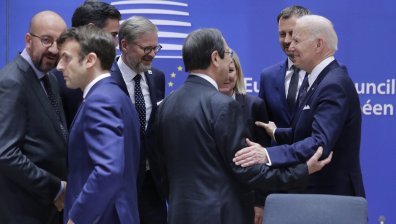 Езикът на тялото на евролидерите: Джонсън - сам сред чужди, приеха Петков приятелски