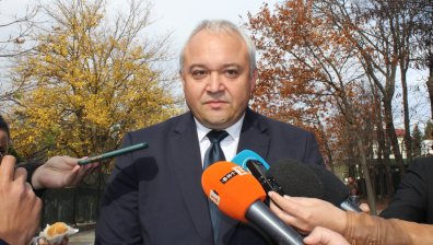 Министър Демерджиев: Оградата ни е негодна, ще използваме мощни оръжия при опасност