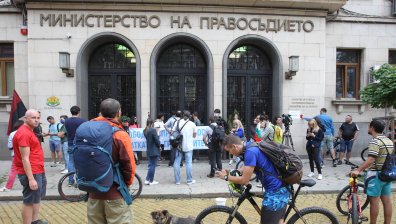 Протестиращи блокираха правосъдното министерство, искат среща с Кирилов (+снимки)