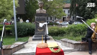 93-годишен мъж изработи бюст-паметник на Васил Левски, планува и на Раковски
