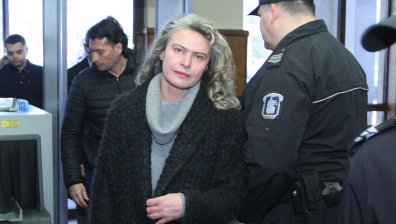 Съдът остави жената до Васил Божков и секретарката му в ареста