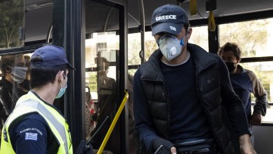 В Гърция връщат маските в обществения транспорт, глобата за нарушители е 300 евро