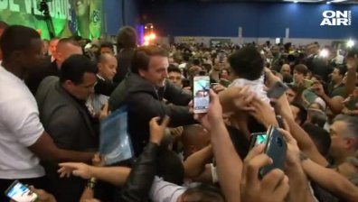 Бразилски кандидат за президент бе намушкан с нож по време на митинг