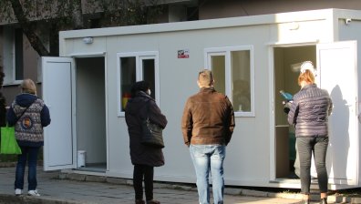 Опашки се извиха пред фургоните за бързи тестове пред някои болници