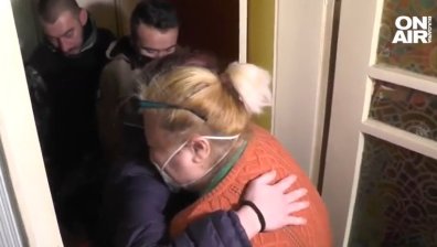 Вятърът във Варна отнесе пенсията на възрастна жена, добри хора я възстановиха