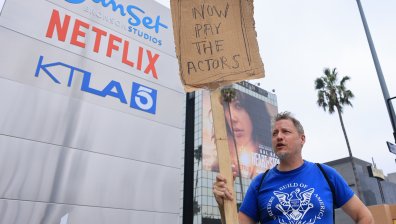Киноманите ликуват: Приключи стачката на сценаристите в Холивуд