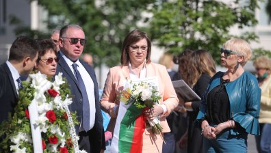 Политици поднесоха цветя на паметника на светите братя Кирил и Методий	