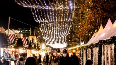 Над 100 км от улиците на Барселона грейнаха в празнични лампички