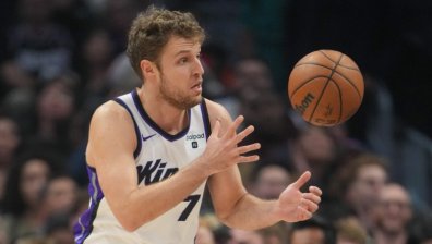 "Торонто Раптърс" официално обяви Александър Везенков