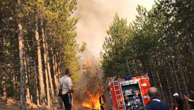 Голям пожар гори между две села в Сливенско