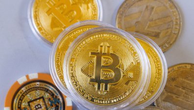 Биткойнът достигна ново дъно, губи категорично от златото