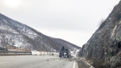 Продължава разчистването на свлачището на АМ "Струма"