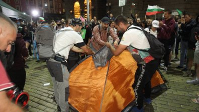 Протестиращи отново разпънаха палатки в Триъгълника на властта