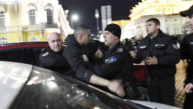 Арестуваха младеж на протеста пред НС, по чудо няма ранени (+СНИМКИ)