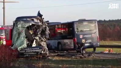 Германия: Два автобуса с ученици се удариха челно