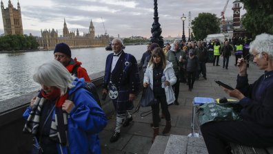 Британското правителство: Спрете да се редите на опашка пред ковчега на кралицата