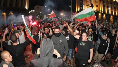 Младежи с маски, факли и димки - протестиращи пазят полицаите от провокатори (+СНИМКИ)