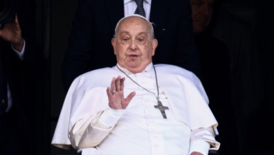 Папа Франциск бил толкова близко до смъртта, че лекарите обмисляли да спрат лечението