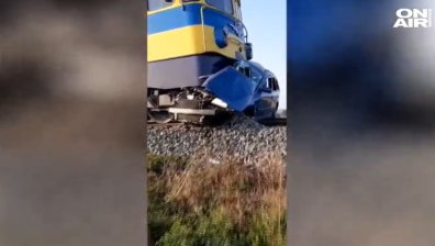 Влак отнесе кола на жп прелез край Сливен, шофьорът е загинал