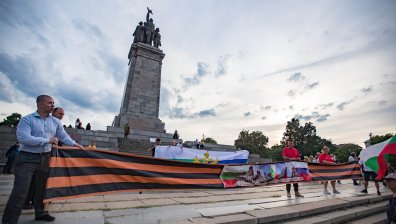 БСП, "Възраждане" и "Левицата" протестираха срещу преместването на Паметника на съветскта армия