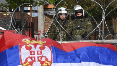 НАТО е в готовност да разположи още военни в Косово