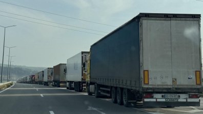 Кошмар за шофьорите: ТИР-ове чакат с дни в задръствания на "Капитан Андреево" (ВИДЕО)