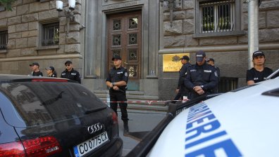 Барикада пред НС, протестиращи блокираха бул. "Дондуков"