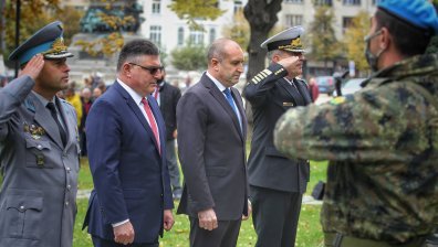 Радев почете загиналите парашутисти на годишнината от битката за Стражин