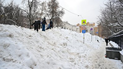 Исторически снеговалежи засипаха Русия: В Камчатка копаят тунели, за да стигнат до работа