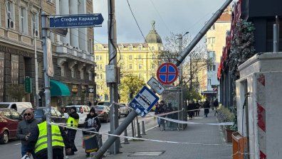 Стълб падна върху заведение в "сърцето" на София