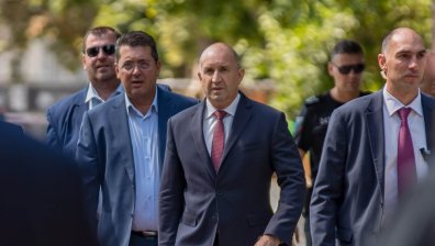 Радев: Бъдещето ни е заложник на войната между Русия и Украйна