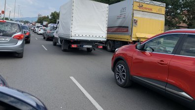 Засилен трафик: 9-километрова колона от коли край Ловеч