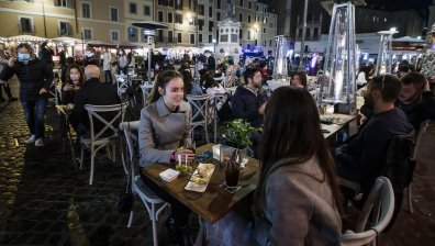 Нови мерки в Италия: Ресторантите и баровете ще затварят по-рано